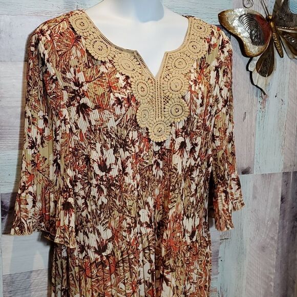 Catherines Sz 2X Floral Print Pleated Lace Neckline Snakebite Hem Blouse 324 - Picture 3 of 9